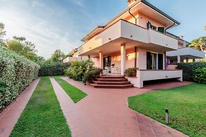 Regina Beach Villa by the Beach in Marina di Piet