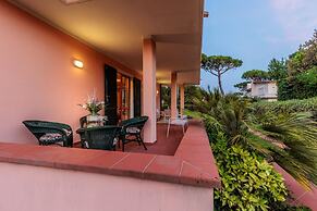 Regina Beach Villa by the Beach in Marina di Piet
