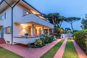 Regina Beach Villa by the Beach in Marina di Piet