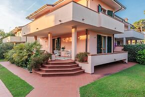 Regina Beach Villa by the Beach in Marina di Piet