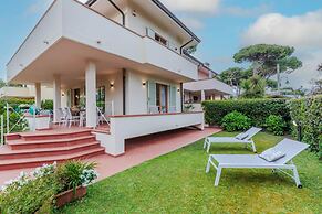 Regina Beach Villa by the Beach in Marina di Piet