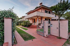 Regina Beach Villa by the Beach in Marina di Piet