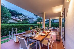 Regina Beach Villa by the Beach in Marina di Piet
