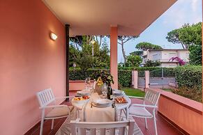 Regina Beach Villa by the Beach in Marina di Piet