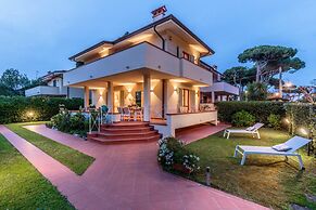 Regina Beach Villa by the Beach in Marina di Piet
