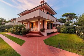 Regina Beach Villa by the Beach in Marina di Piet