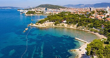 Modern 90 m2 apt With Balcony w the sea View