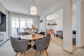 Modern 90 m2 apt With Balcony w the sea View