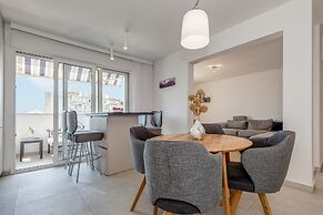 Modern 90 m2 apt With Balcony w the sea View