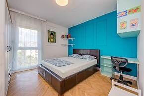 Modern 90 m2 apt With Balcony w the sea View