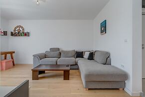 Modern 90 m2 apt With Balcony w the sea View