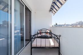 Modern 90 m2 apt With Balcony w the sea View