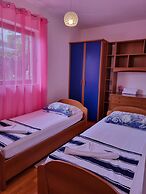 Large 120 m2 apt With Patio,1 min Walk From Beach