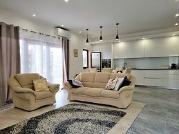 Large 120 m2 apt With Patio,1 min Walk From Beach