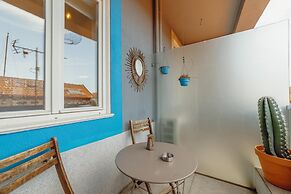 Downtown Modern Studio With Terrace by Vacationy