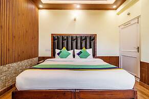 Treebo Greenland, Mall Road