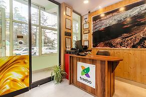 Treebo Greenland, Mall Road