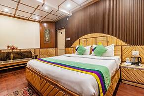 Treebo Greenland, Mall Road