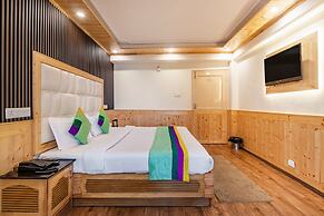 Treebo Greenland, Mall Road