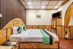 Treebo Greenland, Mall Road