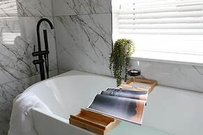 Luxe Experience - Premium Central House