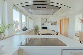 Large Penthouse Apt - Downtown - Marina