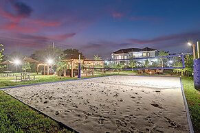 Lavish 8 Br Estate with Pool & Courts