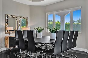 Lavish 8 Br Estate with Pool & Courts