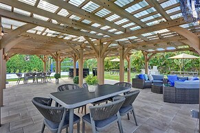 Lavish 8 Br Estate with Pool & Courts