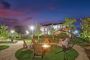 Lavish 8 Br Estate with Pool & Courts