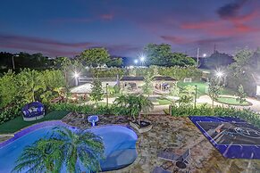 Lavish 8 Br Estate with Pool & Courts