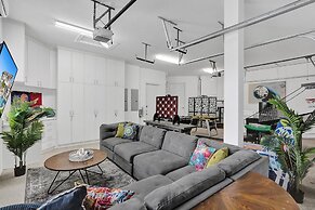 Lavish 8 Br Estate with Pool & Courts