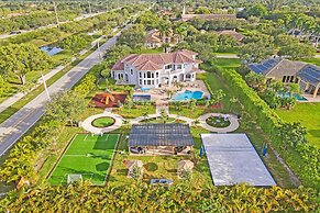 Lavish 8 Br Estate with Pool & Courts