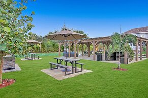 Lavish 8 Br Estate with Pool & Courts