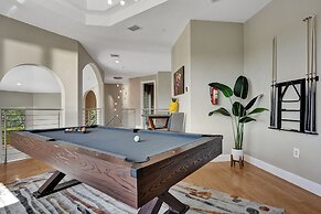 Lavish 8 Br Estate with Pool & Courts