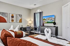 Lavish 8 Br Estate with Pool & Courts