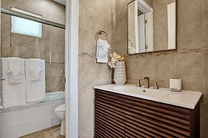 Lavish 8 Br Estate with Pool & Courts