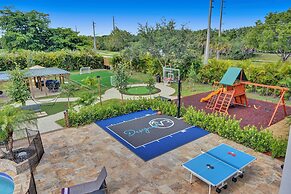 Lavish 8 Br Estate with Pool & Courts