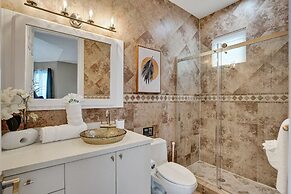 Lavish 8 Br Estate with Pool & Courts