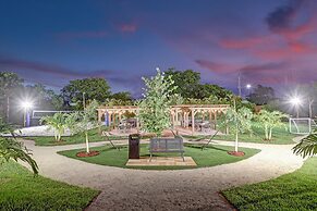 Lavish 8 Br Estate with Pool & Courts