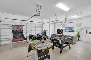 Lavish 8 Br Estate with Pool & Courts