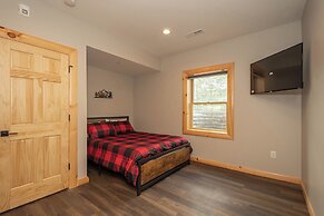 Hilltop Hideaway by Taylor Made Deep Creek