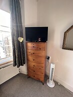 Charming 2-bedroom Apartment Located in Ayr