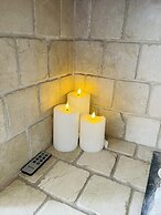 Charming 2-bedroom Apartment Located in Ayr