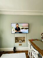 Charming 2-bedroom Apartment Located in Ayr