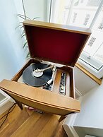 Charming 2-bedroom Apartment Located in Ayr