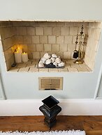 Charming 2-bedroom Apartment Located in Ayr