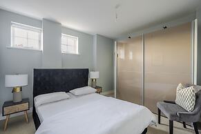 Luxurious Private One Bedroom Apartment
