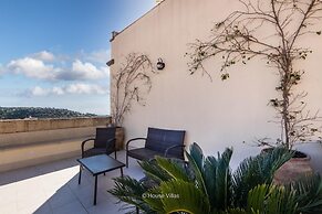 L Escalier Suite in Noto