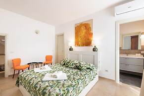 L Escalier Suite in Noto